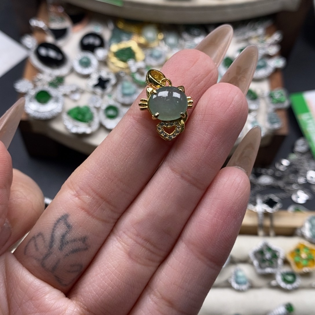 翡翠颈饰未镶嵌翡翠