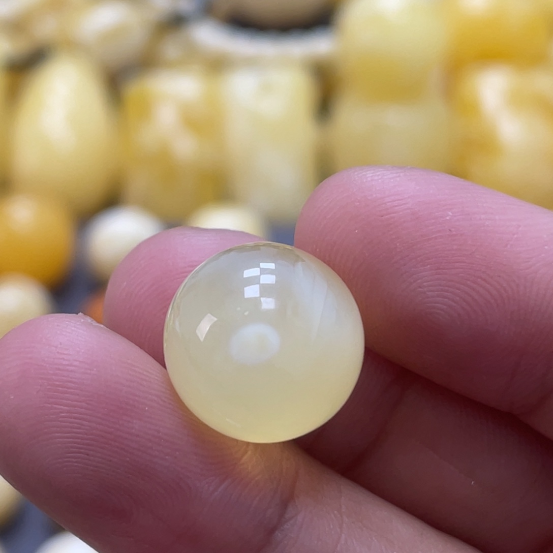 蜜蜡未镶嵌裸石14.4mm瑕疵荧光