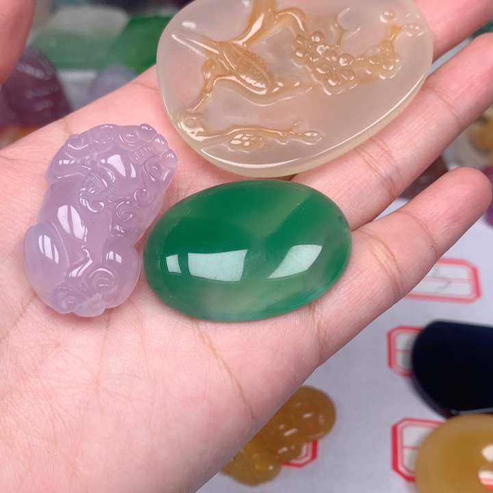 玛瑙/玉髓颈饰未镶嵌月**语