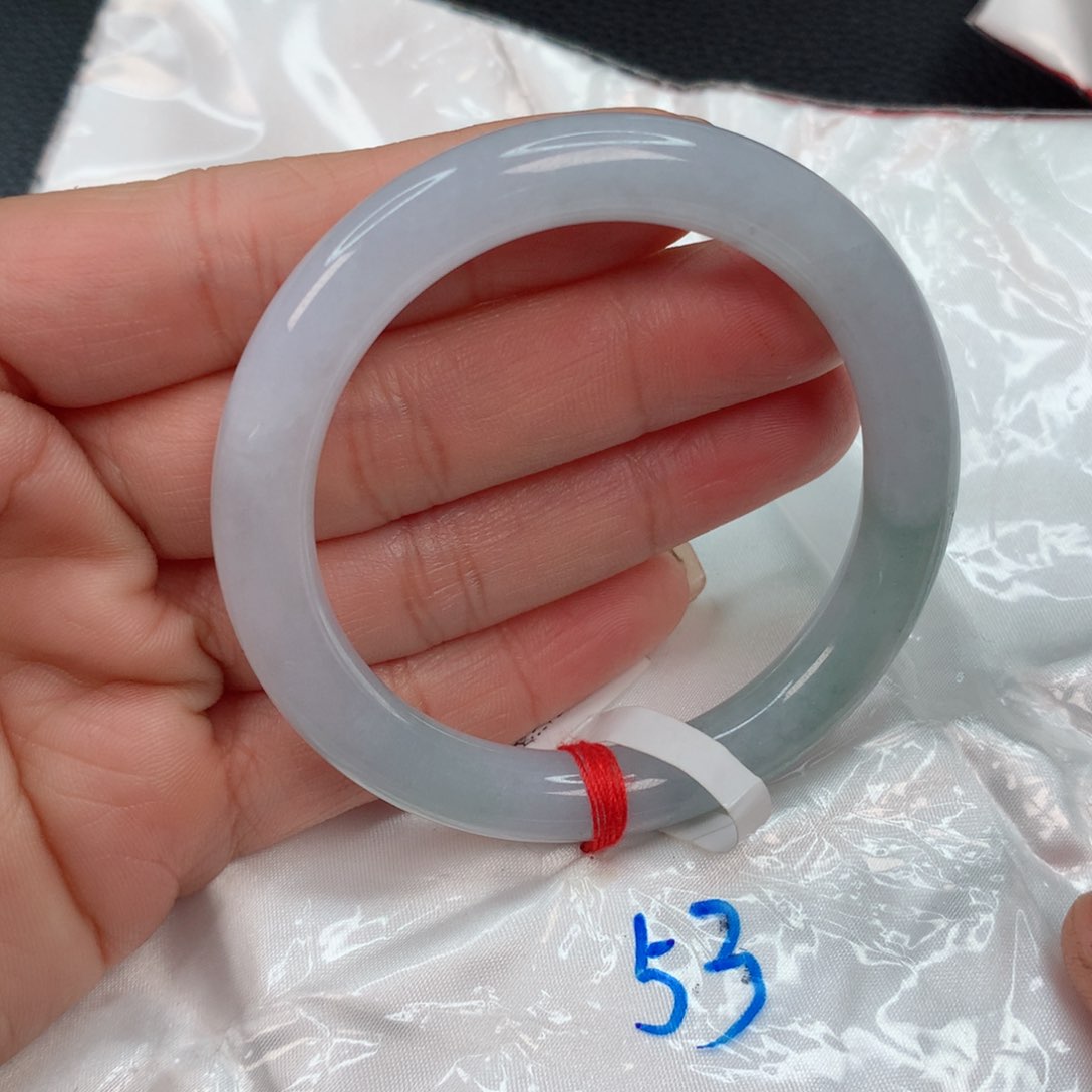 翡翠手镯未镶嵌…………….