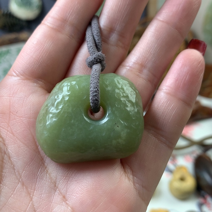 透闪石质玉挂件未镶嵌