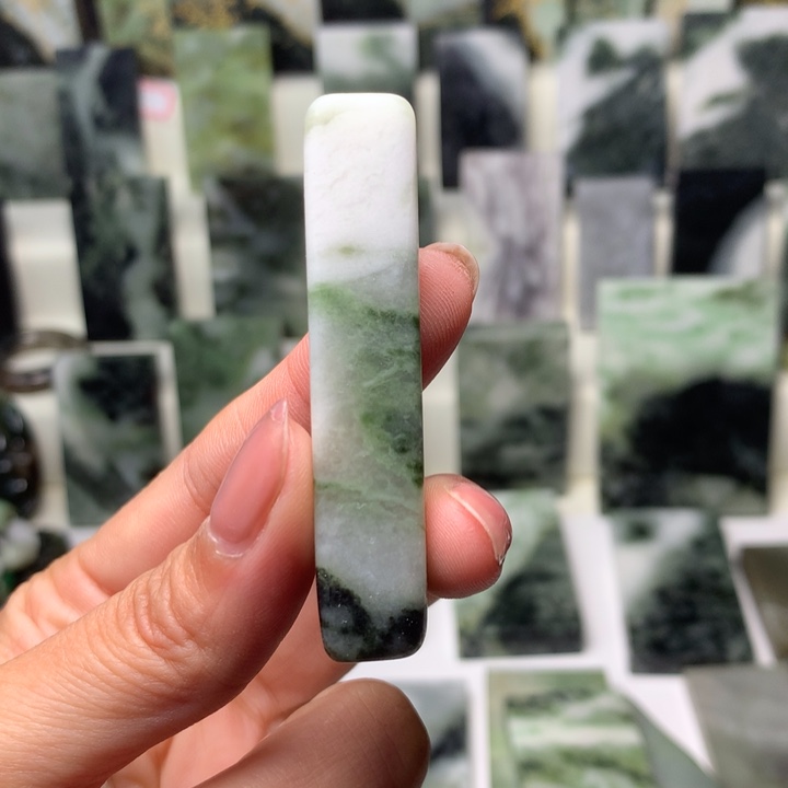 独山玉颈饰未镶嵌