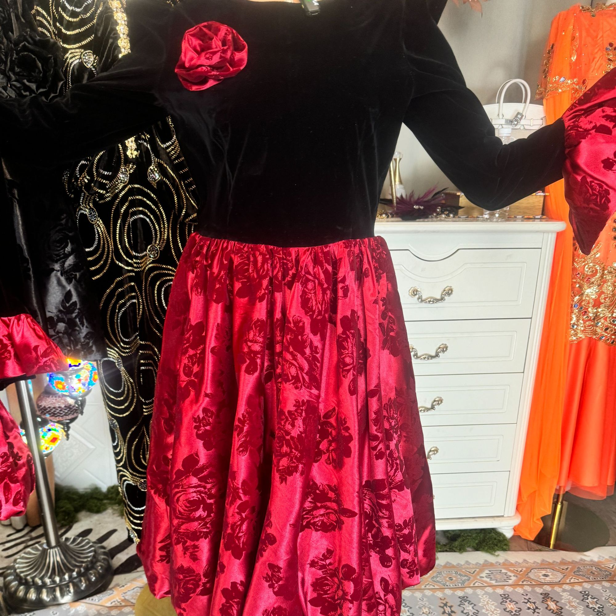 黑加红立领收腰大摆重工礼服长裙