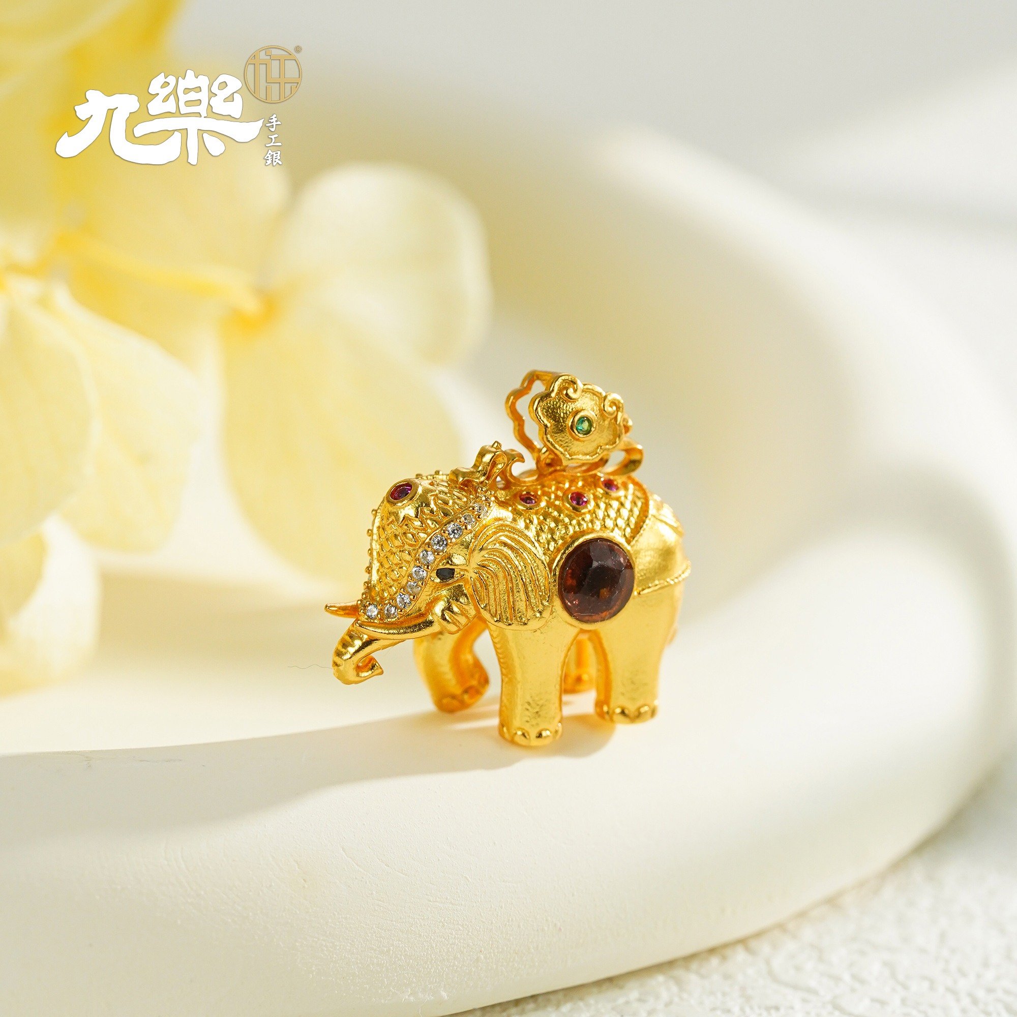 九乐 吊坠925银合成锆石 金色大象吊坠