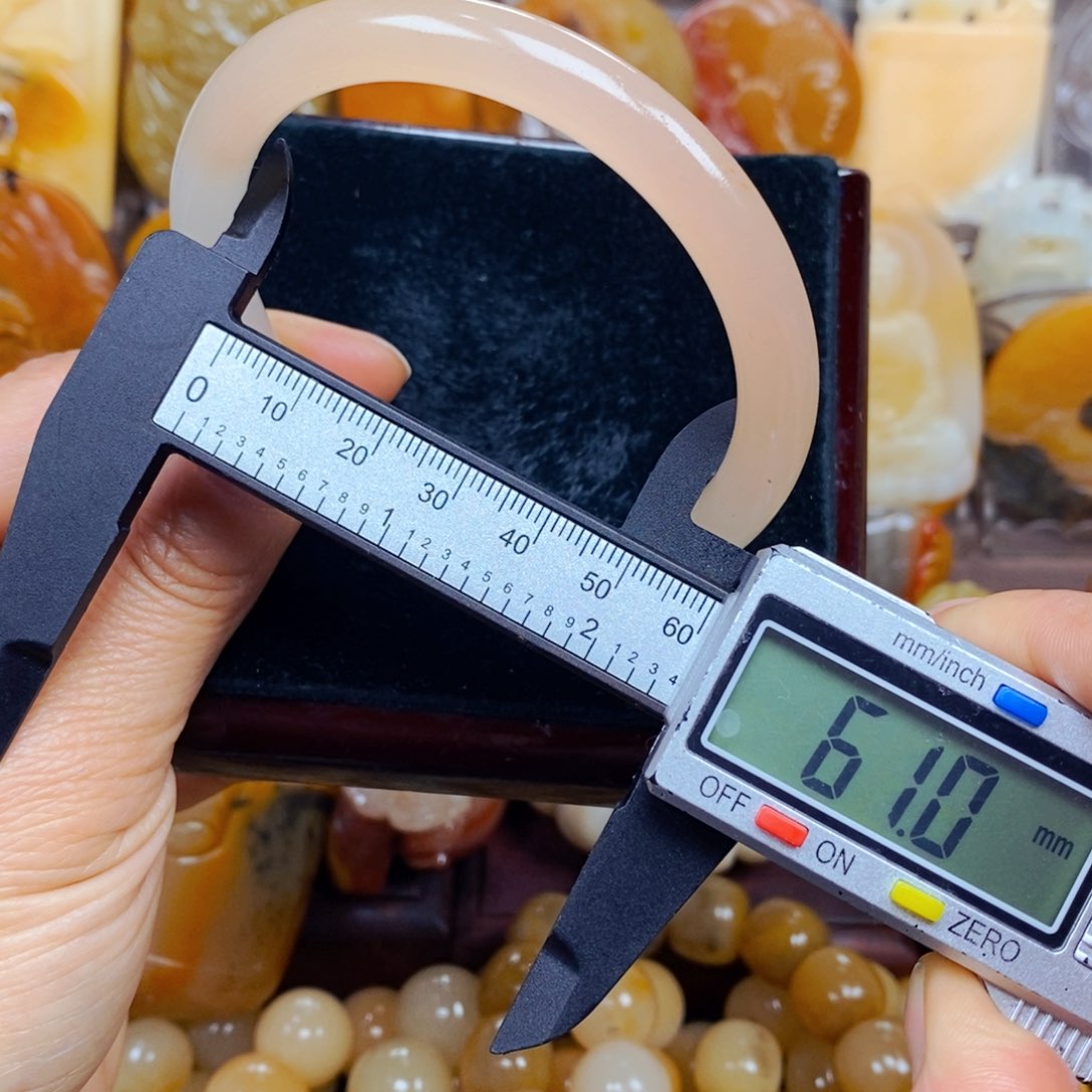 石英质玉（黄龙玉）未镶嵌颈饰