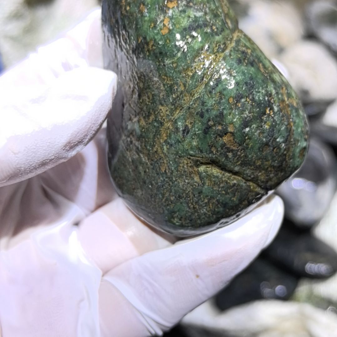 由***子藏玉药王石原石一个摆件