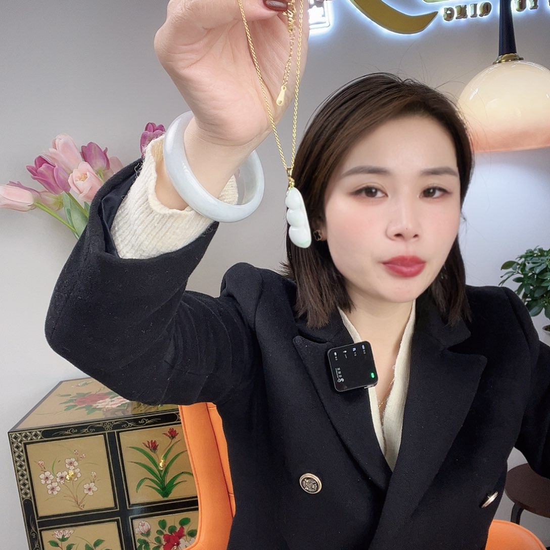 颈饰足银镀金镶嵌翡翠