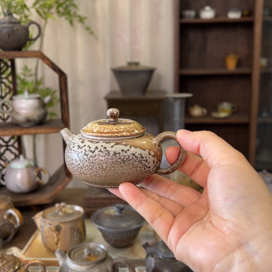 09中白小藏半月壶