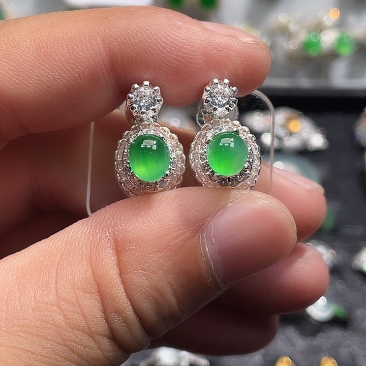 翡翠裸石甜阳绿耳钉 铜托