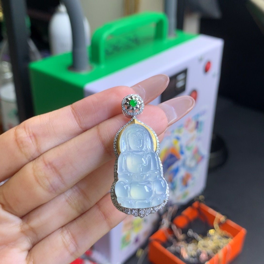 何***晨翡翠18K金镶嵌颈饰