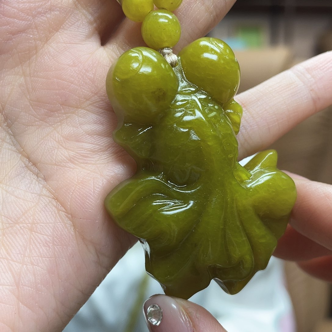 蛇纹石玉颈饰未镶嵌