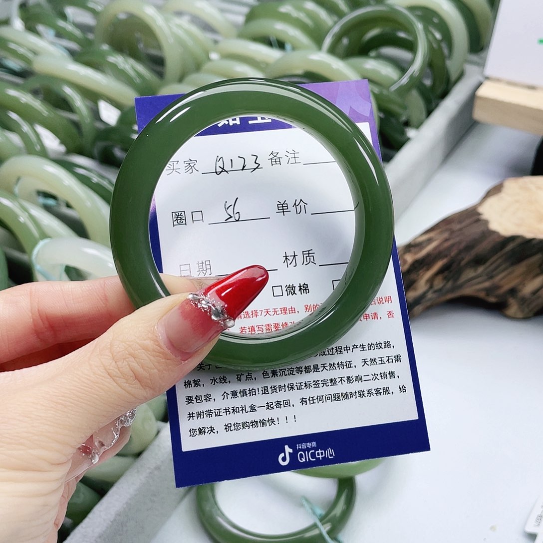 和田玉手镯未镶嵌七*。