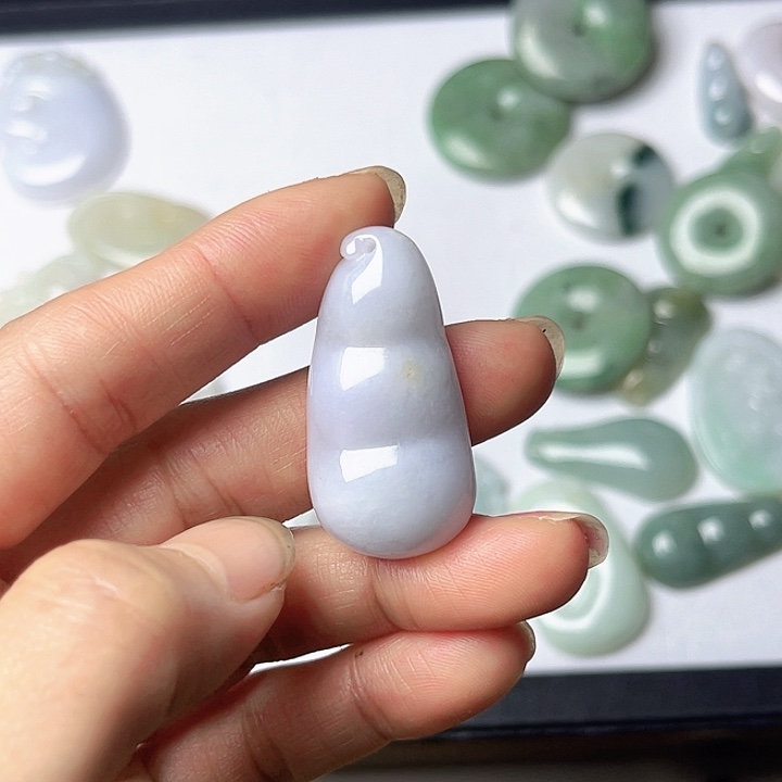 翡翠未镶嵌颈饰豆子