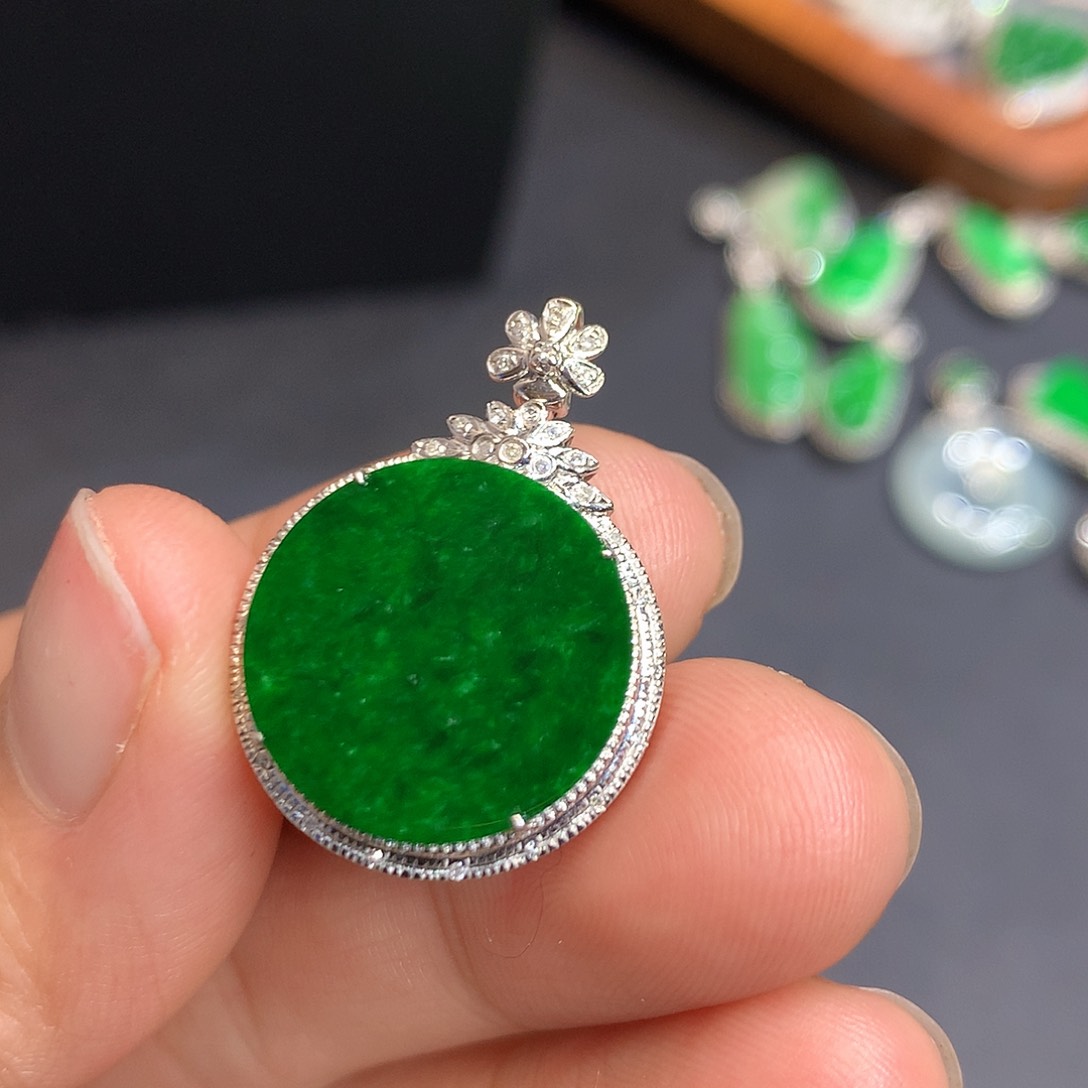 翡翠吊坠(不含链)18K金镶嵌