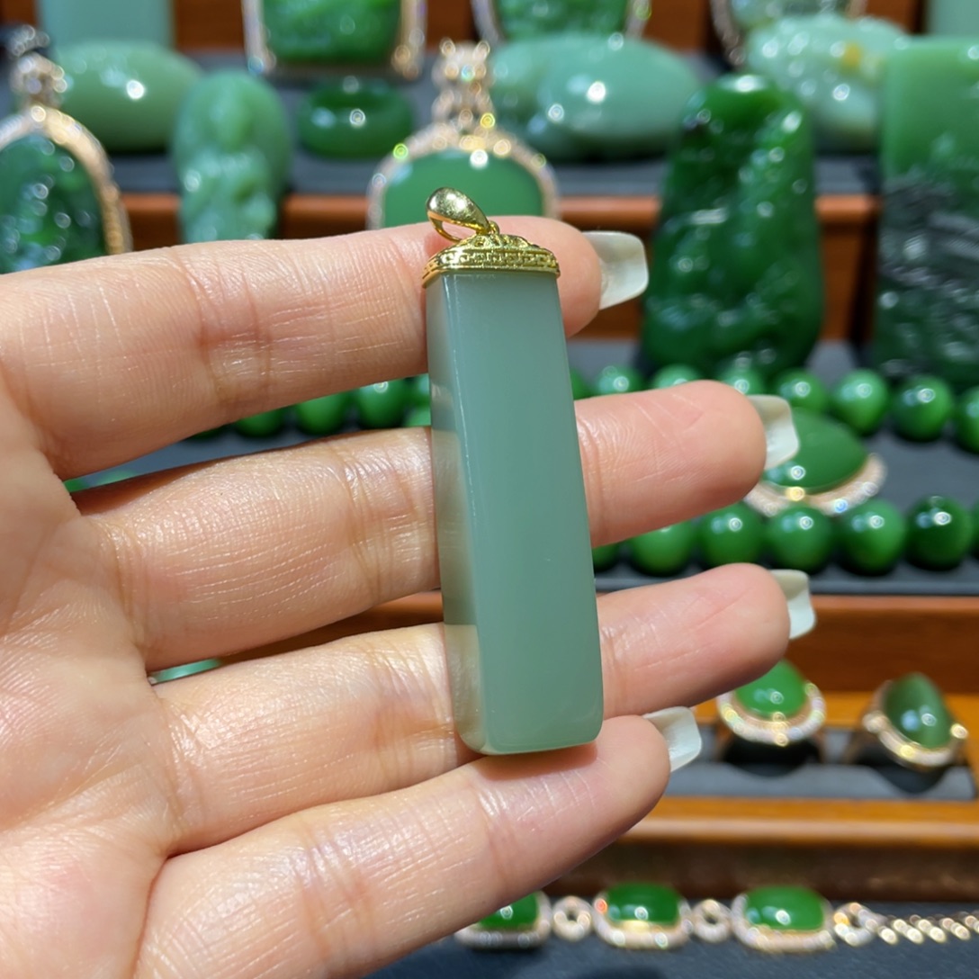 颈饰18K金镶嵌和田玉（碧玉）