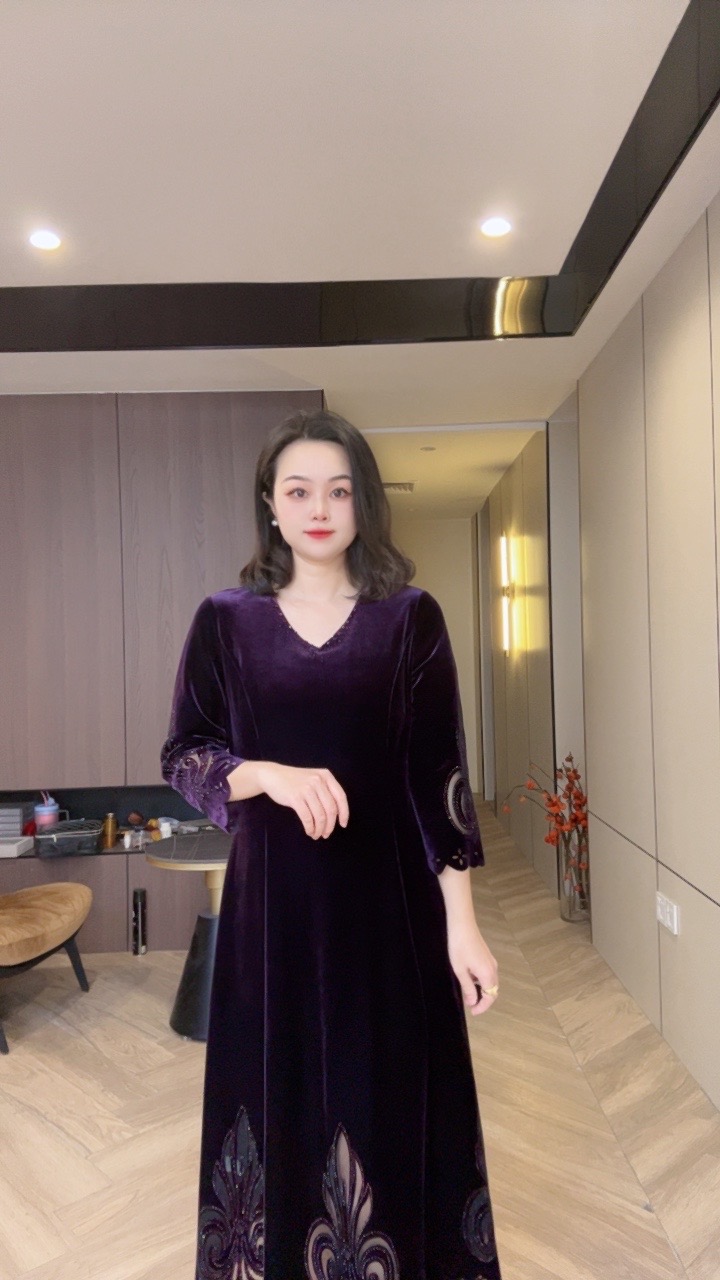 2586紫色v领烫钻百搭新款醋酸绒中长款连衣裙m110