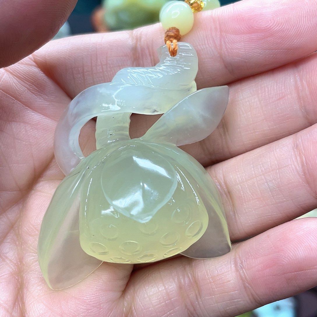 蛇纹石玉颈饰未镶嵌