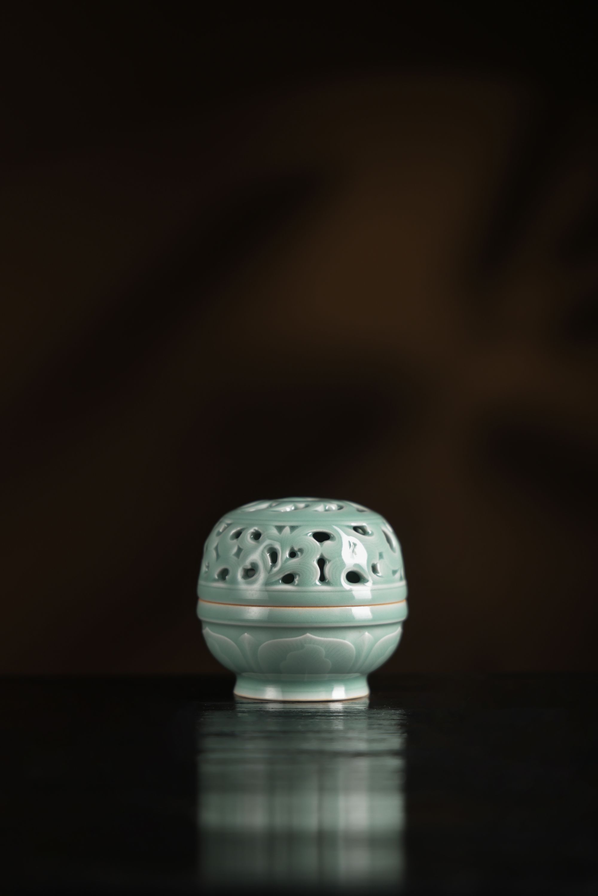 龙泉青瓷吴致行大师乙巳蛇年柴烧香炉