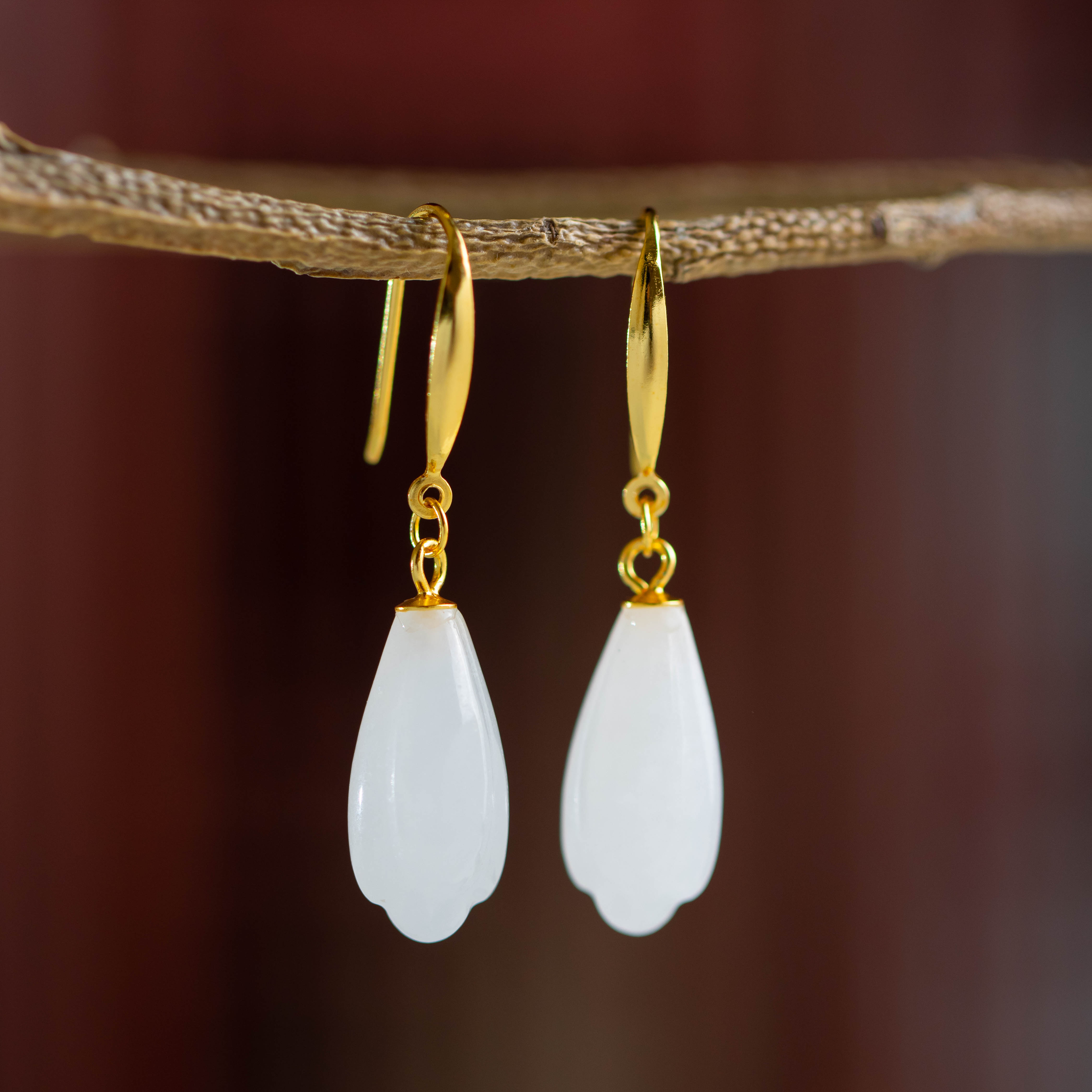 S925银和田玉兰花耳钩