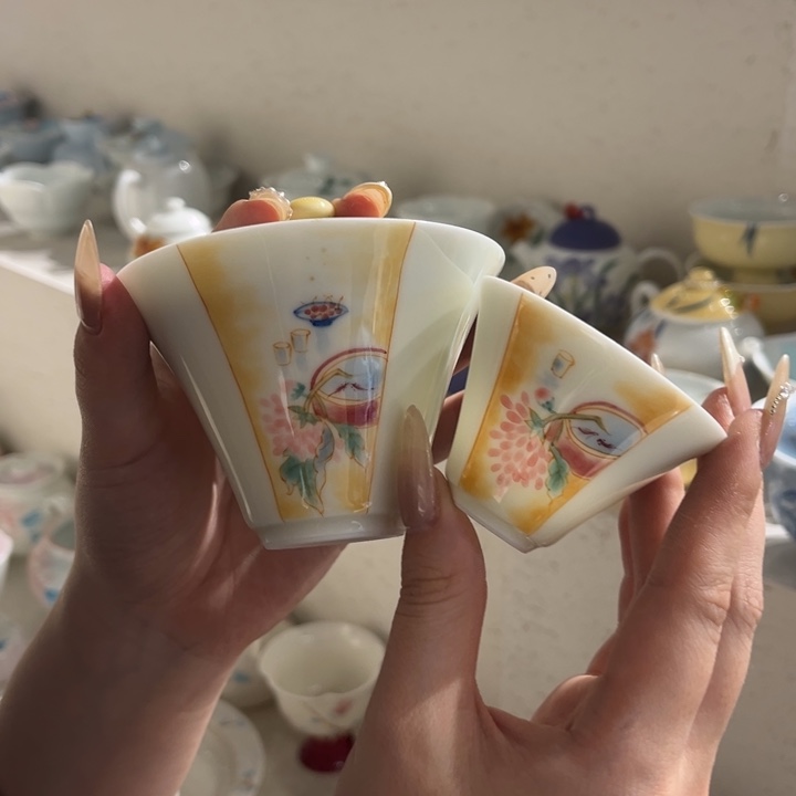 两只杯杯。        