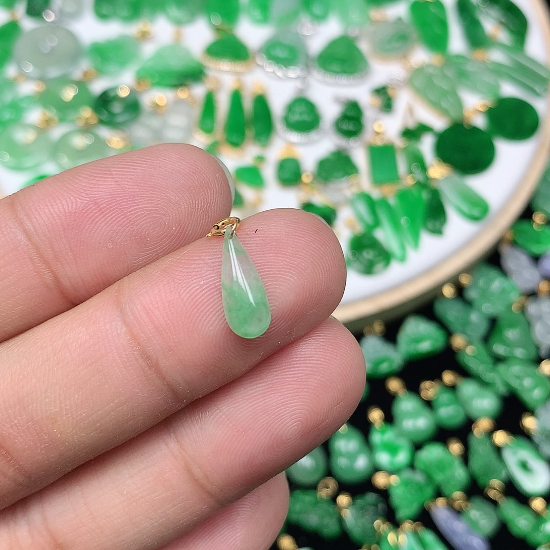 翡翠配石18K金扣 小巧精美冰飘绿小水滴