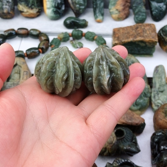 未镶嵌岫岩老玉（透闪石质玉）把件