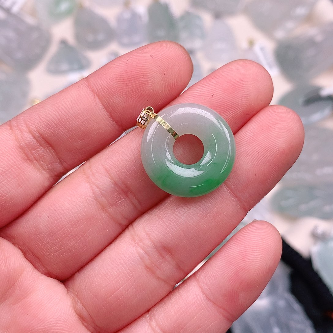 翡翠颈饰18K金镶嵌飘阳绿甜甜圈