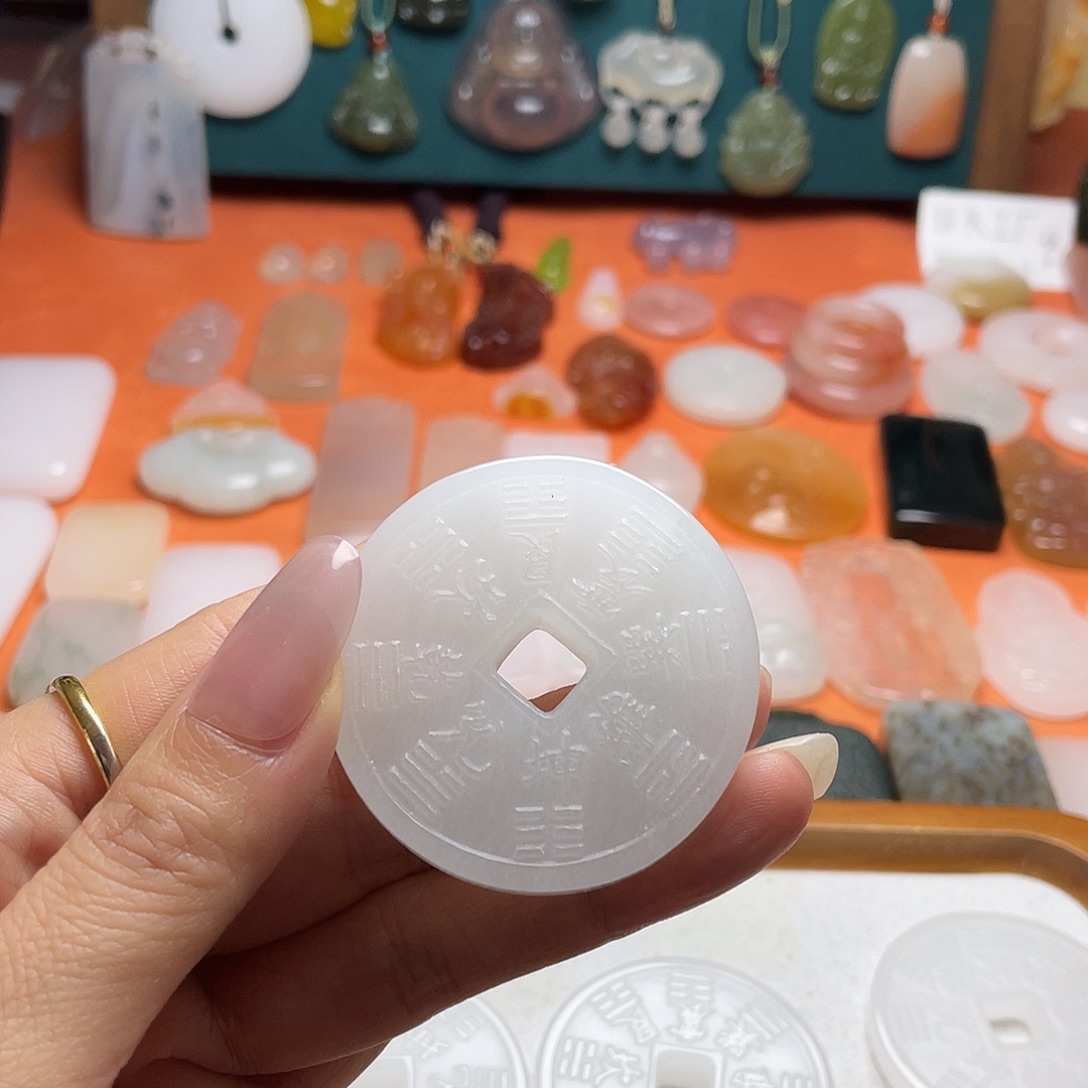 *****石英质玉（金丝玉）未镶嵌颈饰