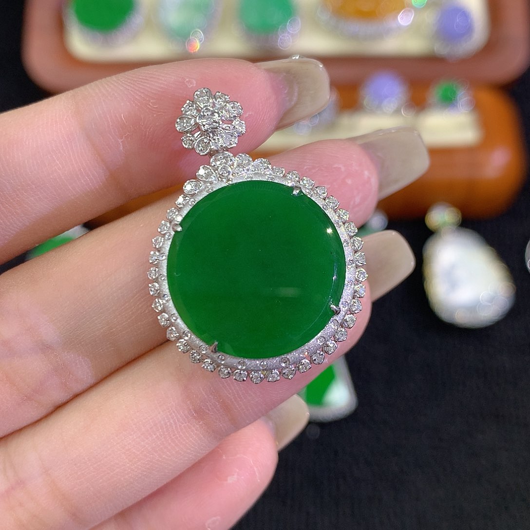 翡翠18K金镶嵌颈饰8888888