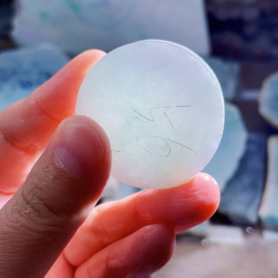 翡翠未镶嵌颈饰毛料9