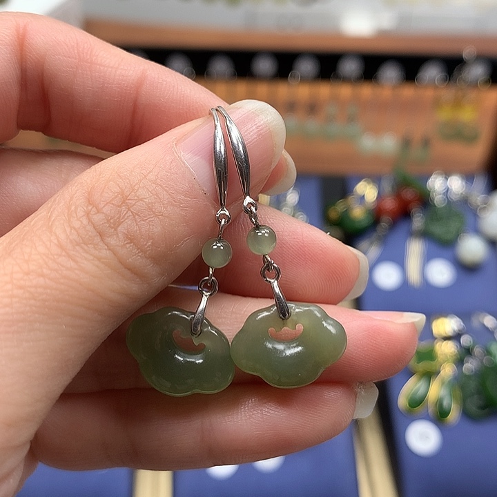 和田玉银S925镶嵌耳饰如意锁湖水绿