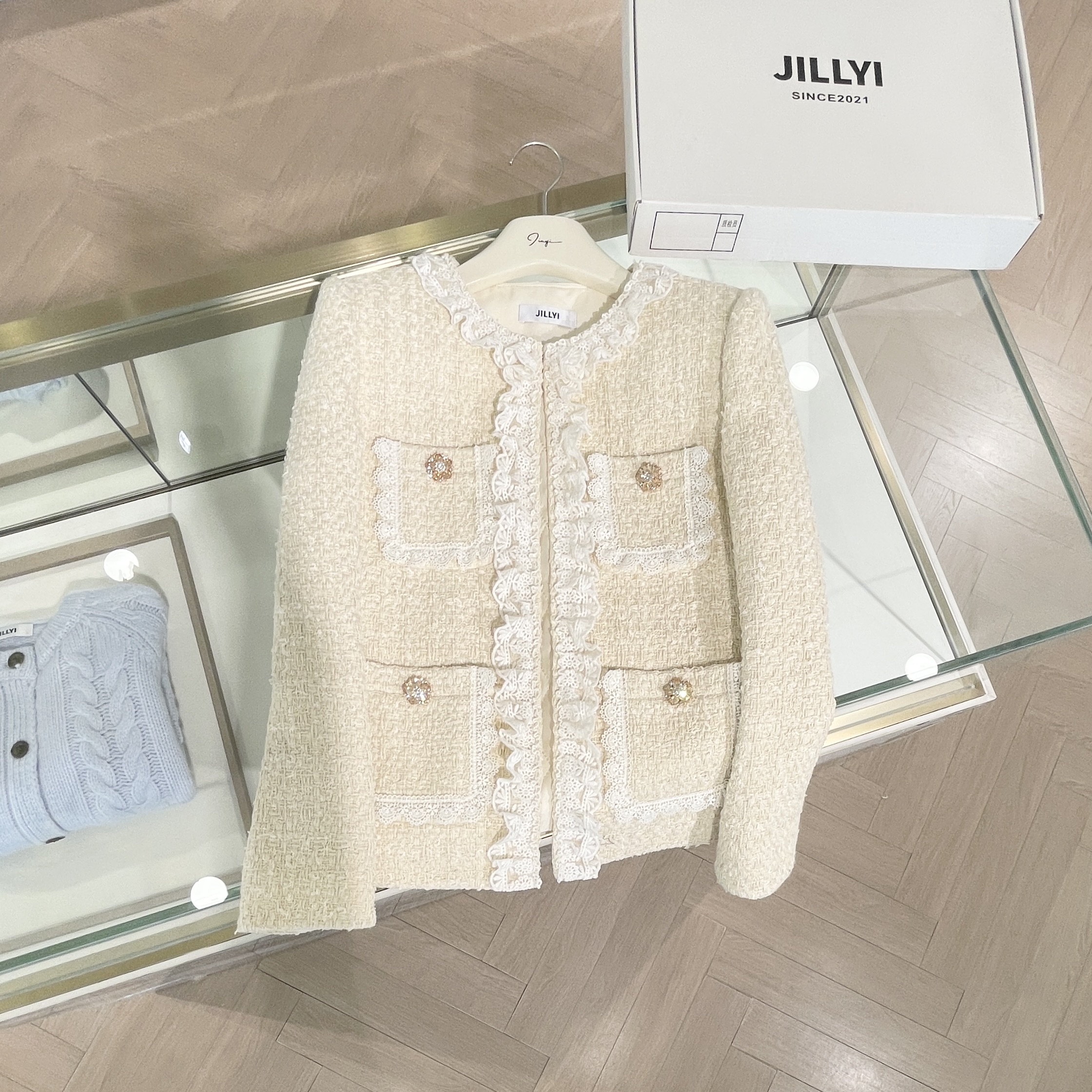 JILLYI南山店【黄水晶】奶黄色圆领拼接蕾丝工艺公主气质时尚外套