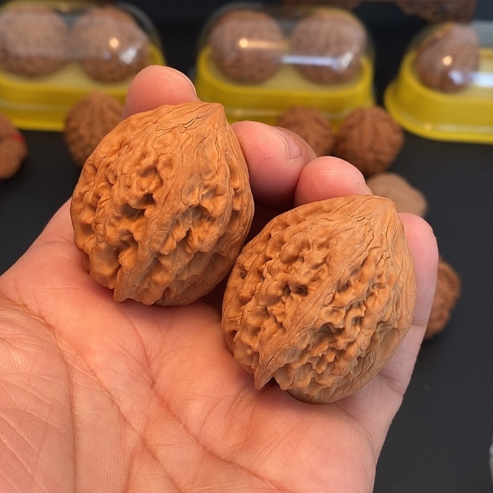 吊坠文玩核桃38尺，大沽石