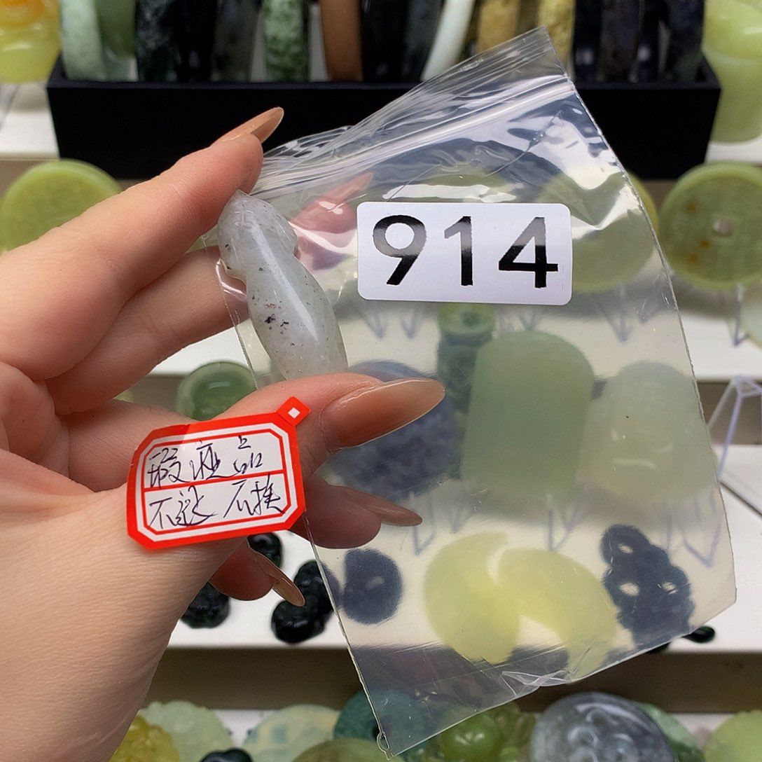 蛇纹石玉颈饰未镶嵌