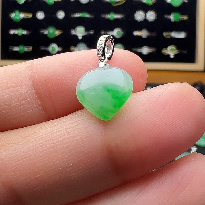 翡翠18K金镶嵌颈饰桃