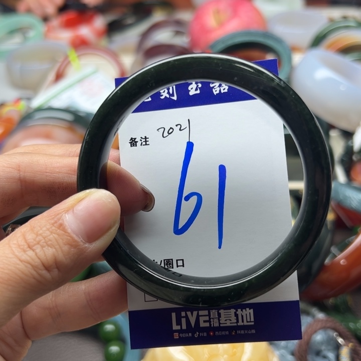 ：***和田玉未镶嵌手镯