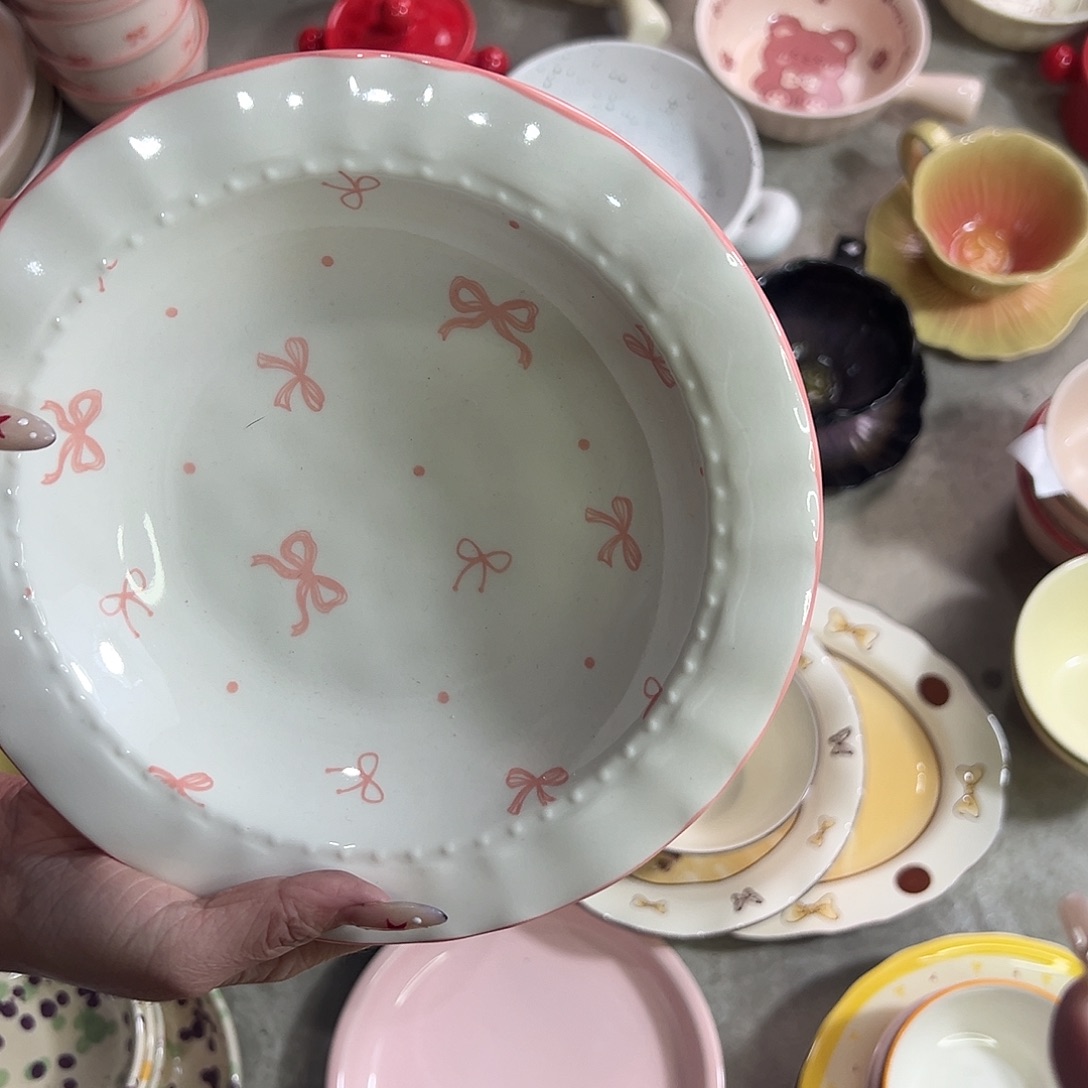 瓷蝴蝶结白色的一个盘