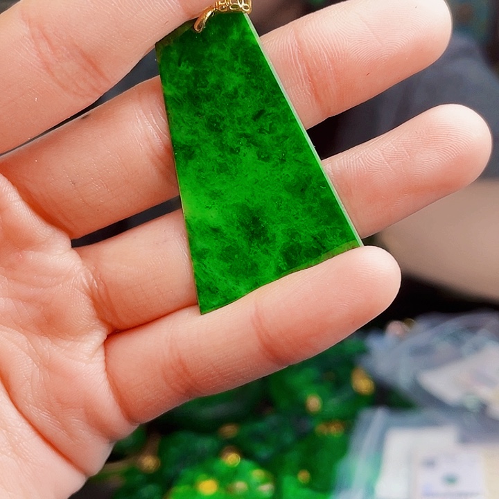 翡翠18K金镶嵌颈饰多样性