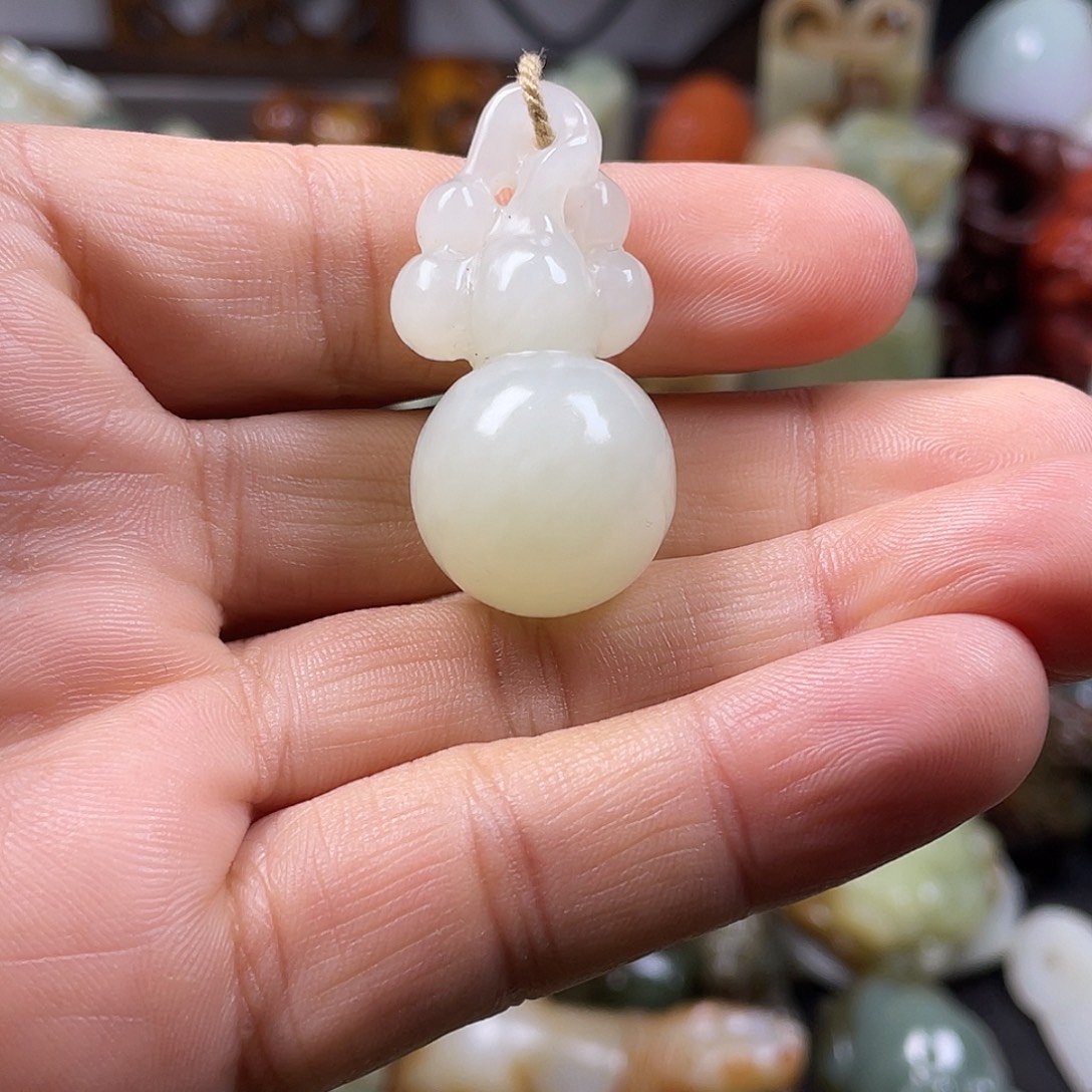 兴***姐和田玉（糖玉）未镶嵌颈饰