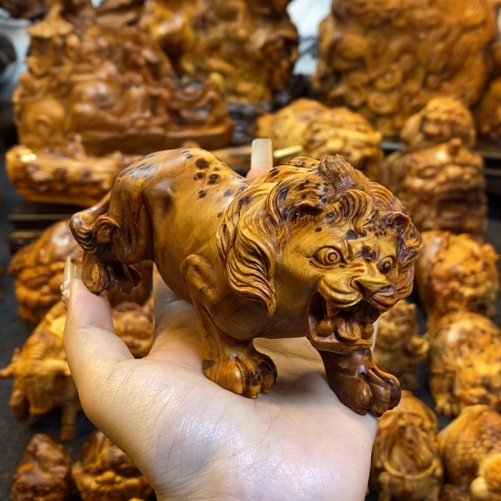 舂***。柏木狮子手把件手把件