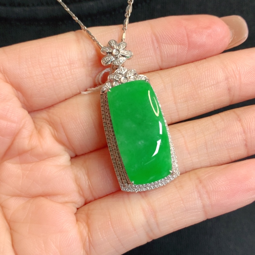 【闪购商品】颈饰18K金镶嵌翡翠马鞍