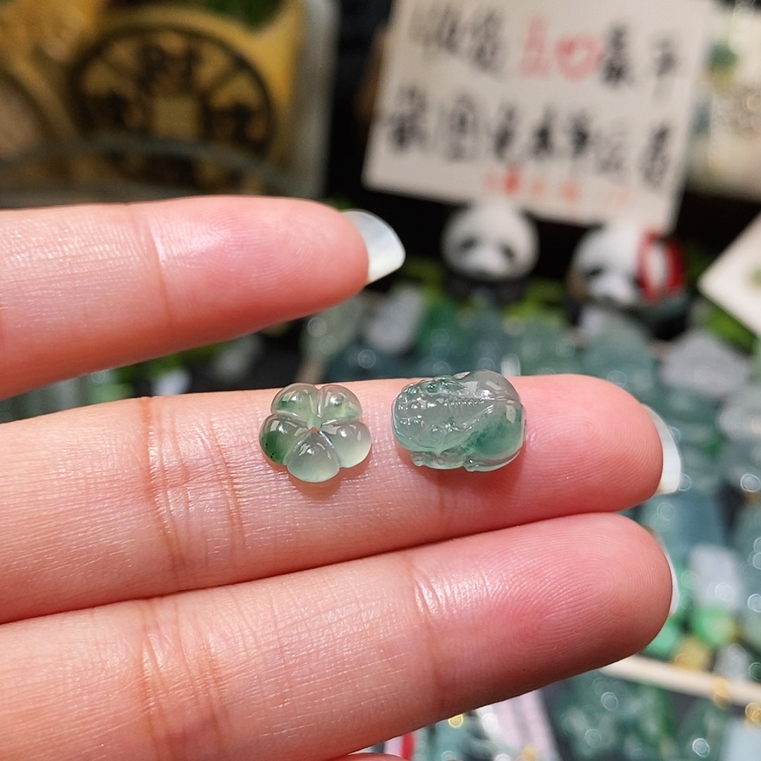 翡翠未镶嵌颈饰飘花貔貅花花