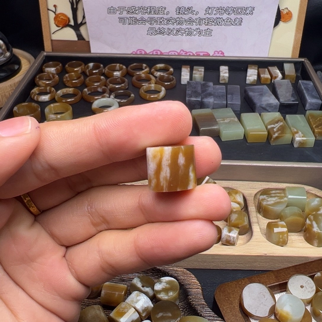 汤***饭和田玉（糖玉）未镶嵌珠宝奇石墩子