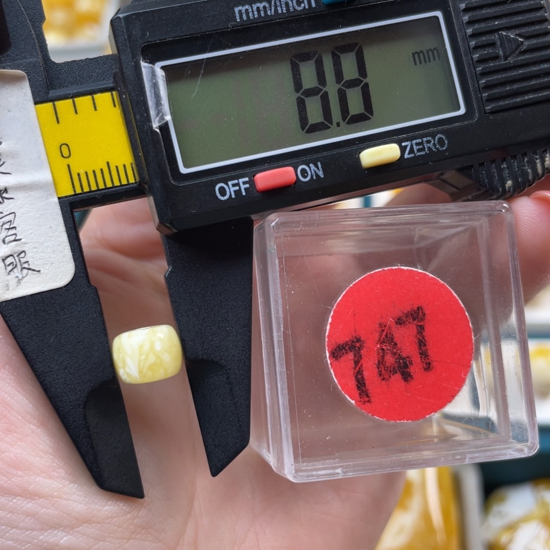 蜜蜡未镶嵌珠宝奇石