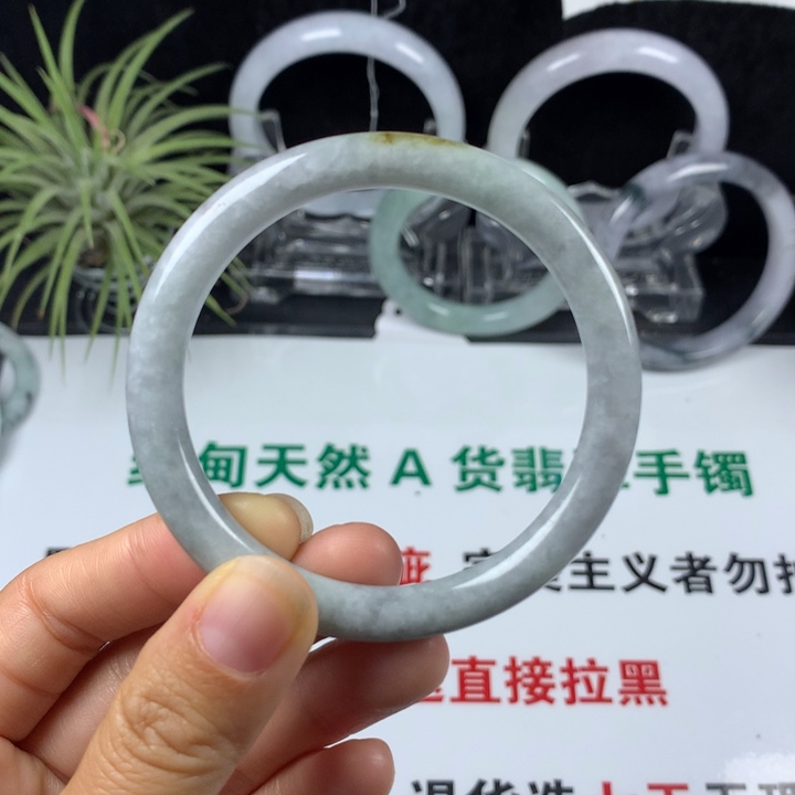 翡翠未镶嵌手镯9号。  54.5圈