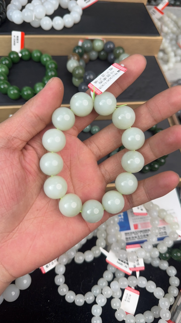 纯天然新疆和田玉且末清白16mm