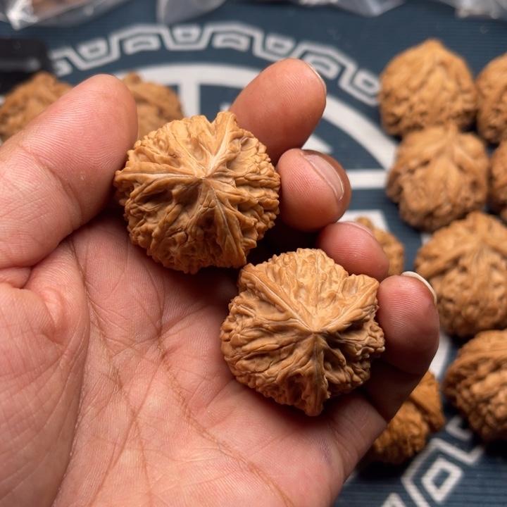 文玩核桃吊坠杨**呀三棱