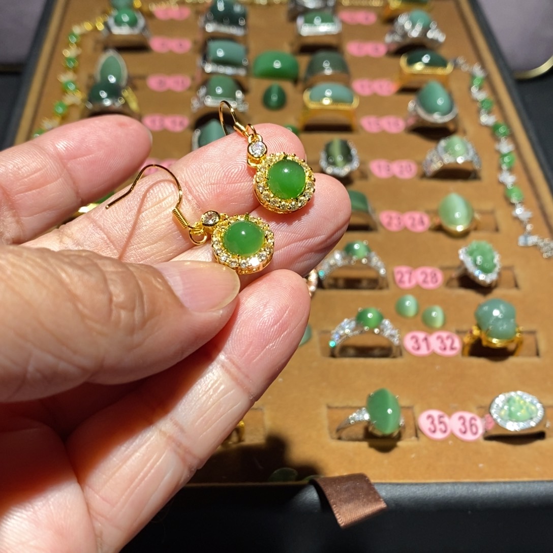 铁***角和田玉未镶嵌耳饰