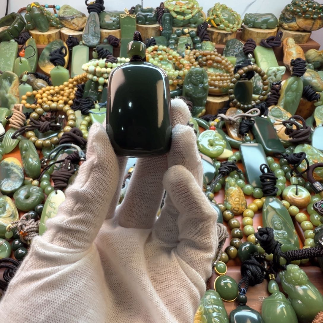 峻***玮颈饰未镶嵌岫岩老玉（透闪石质玉）