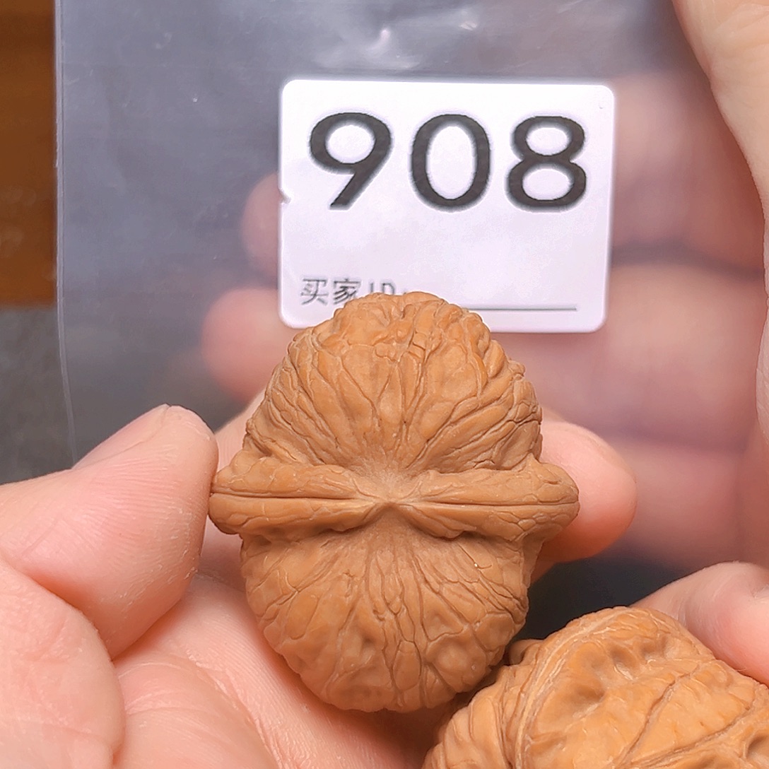 文玩核桃吊坠元宝有瑕疵